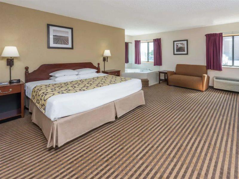 Baymont By Wyndham Metropolis Hotel Екстериор снимка